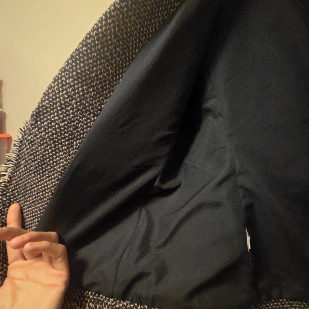 Chic Tweed Blazer with Fringe Detail - Picture 2 of 7